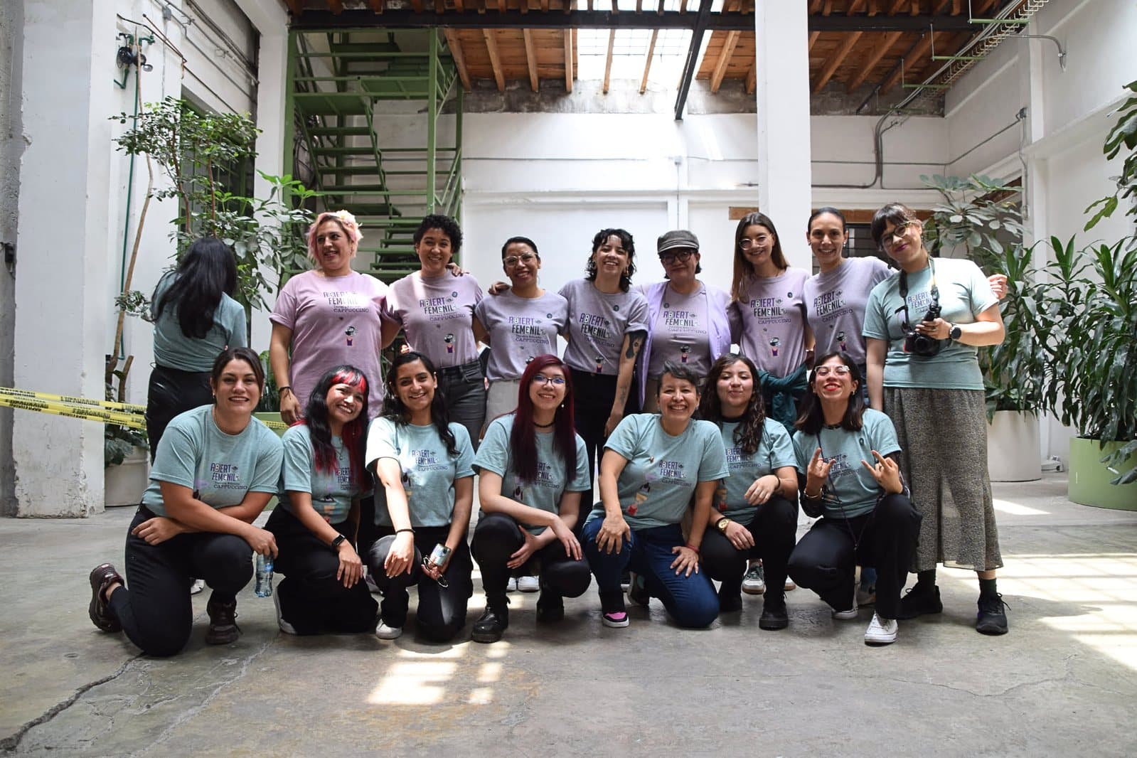 Participants, judges and volunteers of the Abierto Femenil pose together in a courtyard